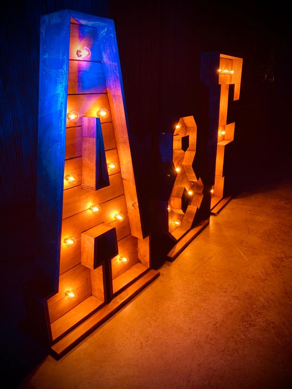 Trio de lettres lumineuses en bois – Image 6