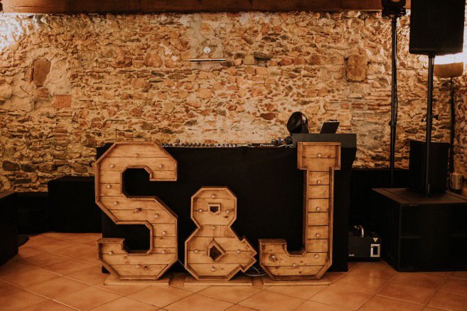 Trio de lettres lumineuses en bois – Image 4