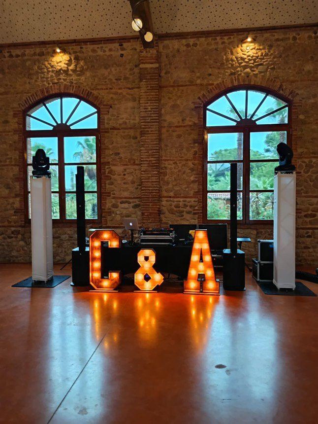 Trio de lettres lumineuses en bois – Image 7