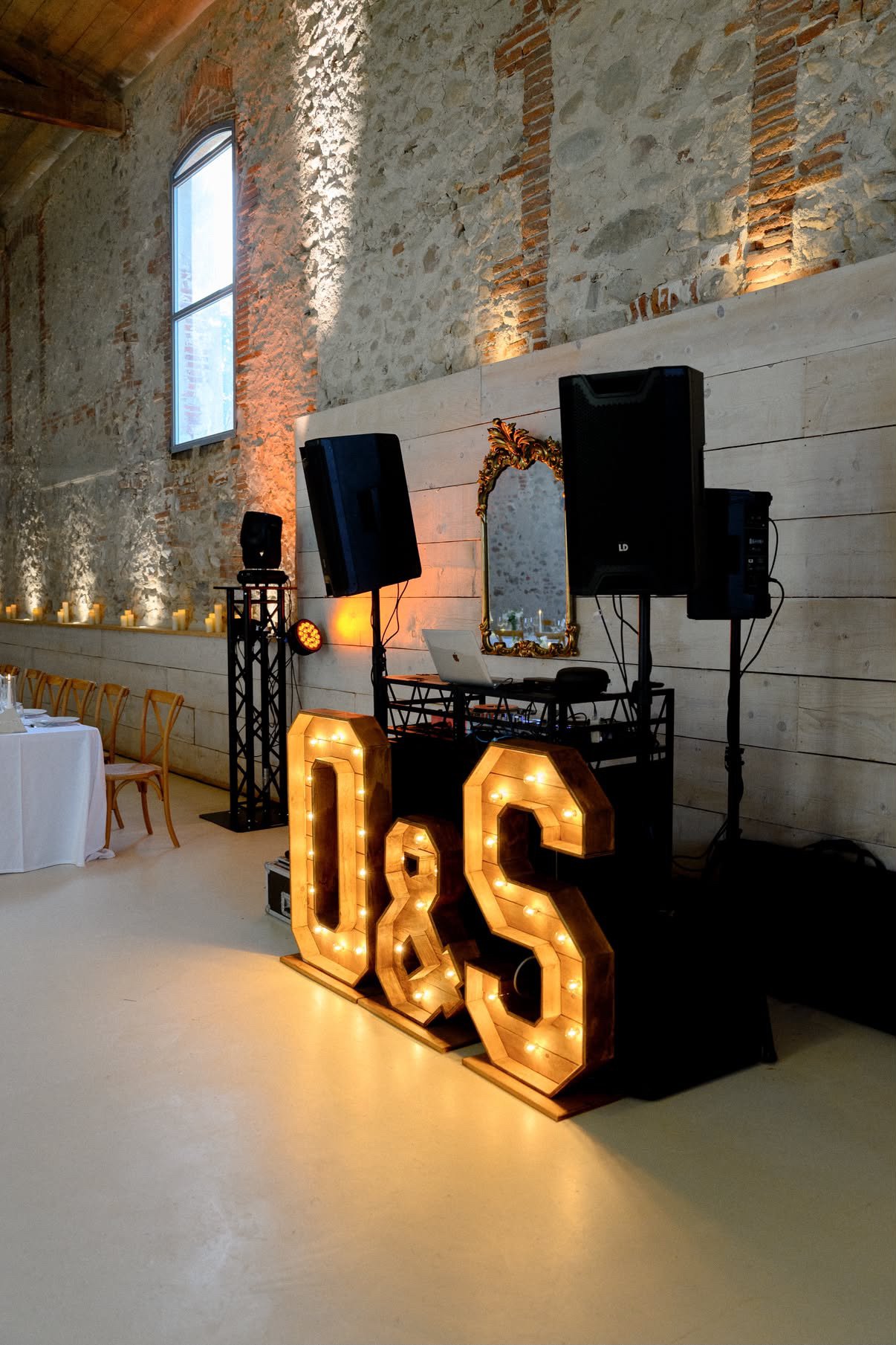 Trio de lettres lumineuses en bois – Image 3