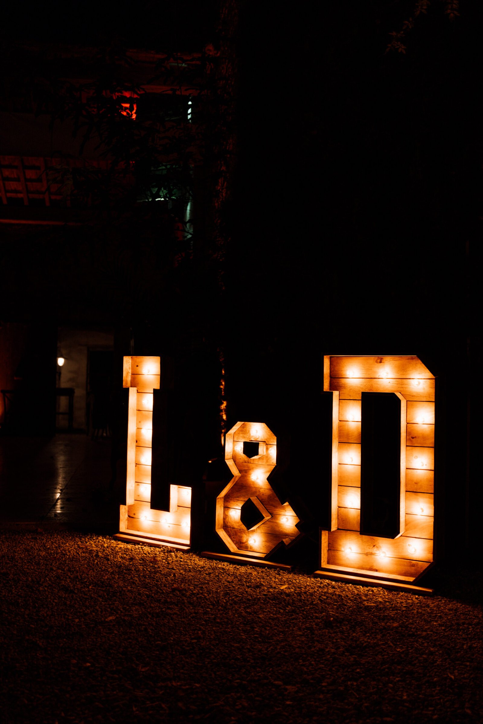 Trio de lettres lumineuses en bois – Image 5