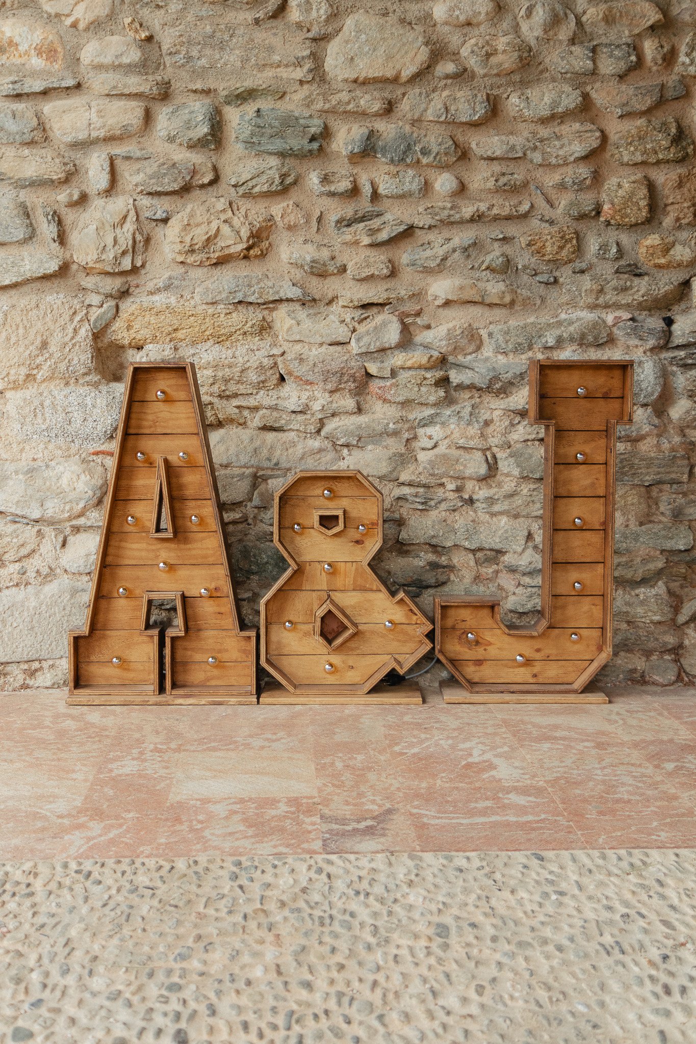 Trio de lettres lumineuses en bois – Image 1